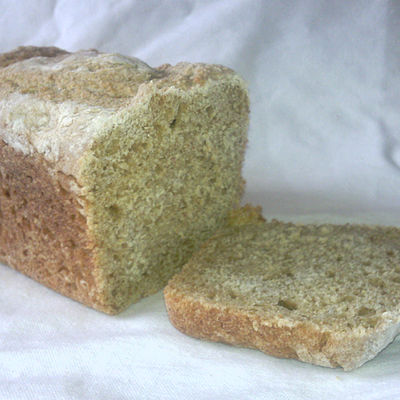 Полбяной бездрожжевой хлеб из пшеничной цельнозерновой муки.